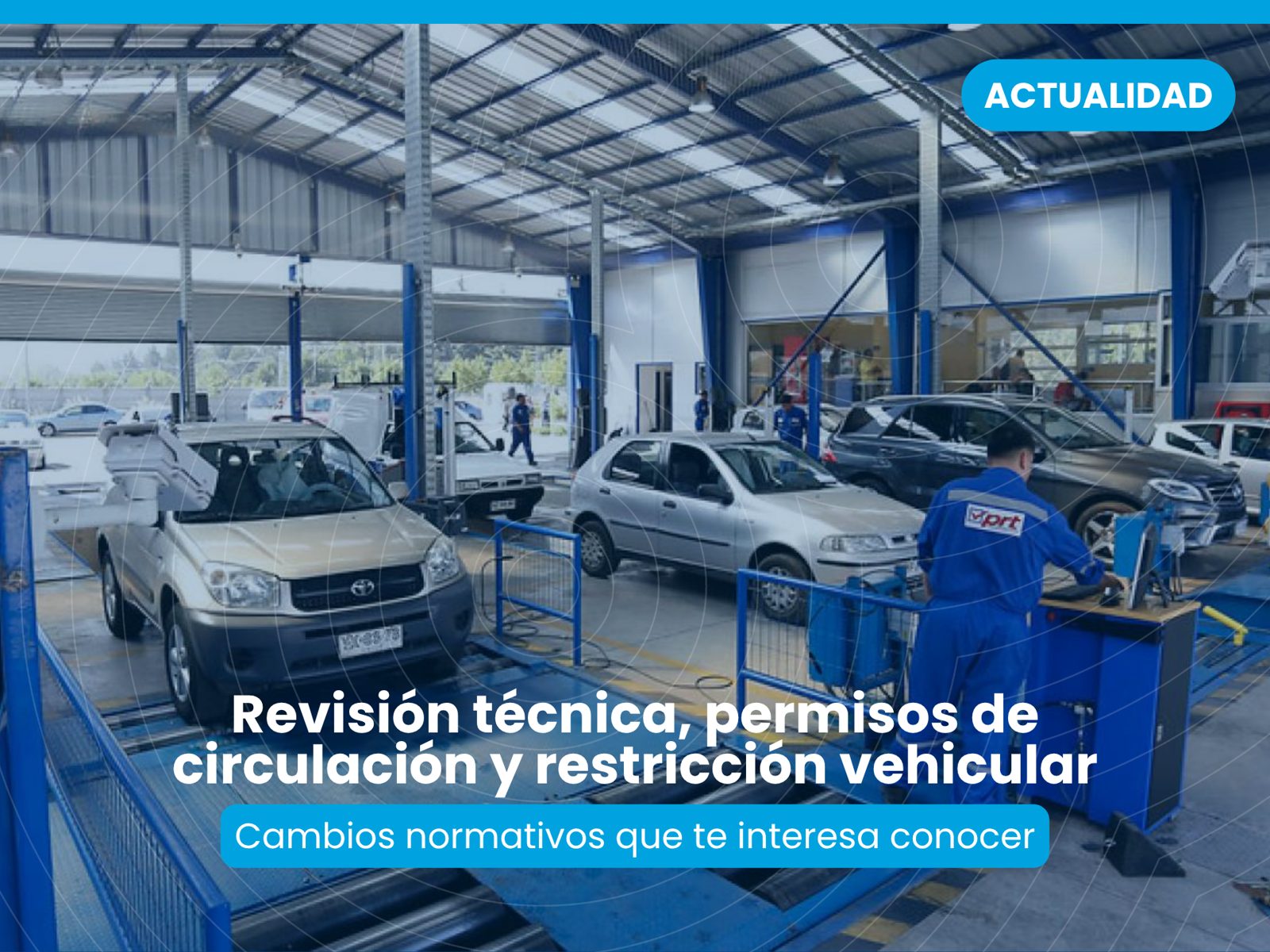 Mecánico realizando revisión técnica a vehículos en una planta PRT